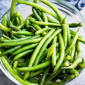 green beans in glass bowl