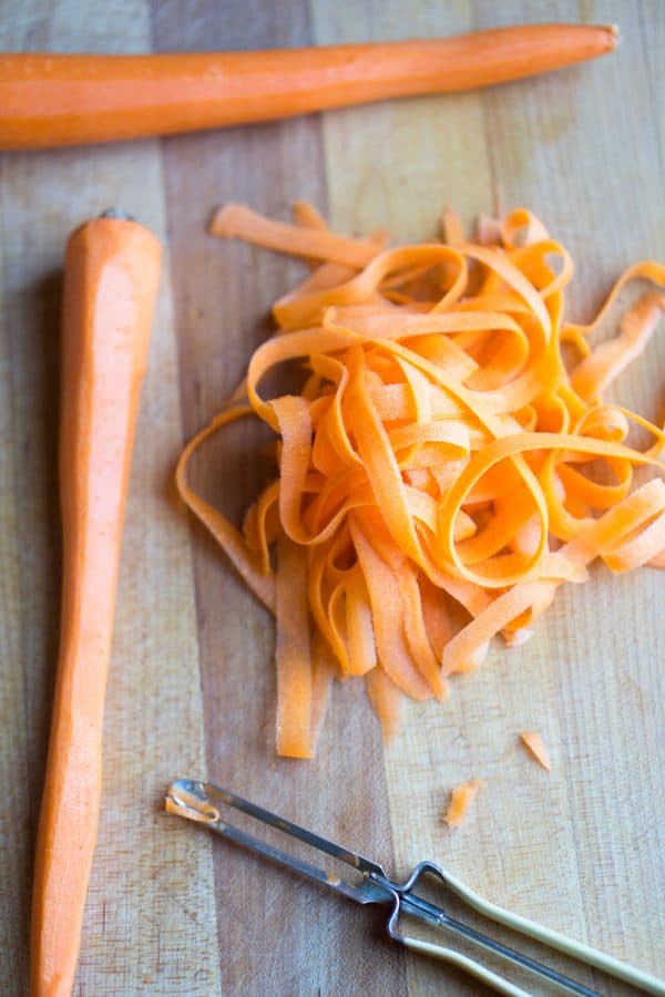 Easy Pickled Carrots and Daikon (Do Chua) Vietnamese banh mi topping #vegan #glutenfree #dochua #carrots #daikon #banhmi #asiansalad