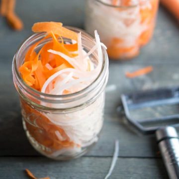 Easy Pickled Carrots and Daikon (Do Chua) Asian topping #vietnamese #korean #japanese #dochua #carrots #daikon #pickledcarrots #banhmi #vegan #glutenfree