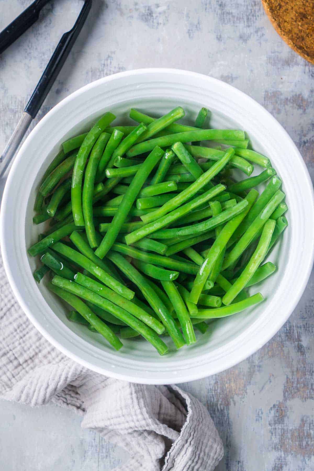 cooked green beans soak in cold water bath